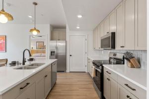 Køkken eller tekøkken på The Way Station condo + 33 billeder