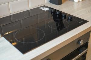 a black stove top oven in a kitchen at Modern 2 Bed Apartment in Hillsborough with FREE Secure Parking - Hosted by Stay Host Save in Hillsborough