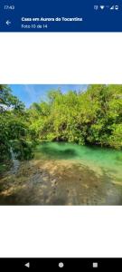 ein Screenshot eines Bildes eines Flusses mit Bäumen in der Unterkunft Pousada Serra da cruz in Manhã