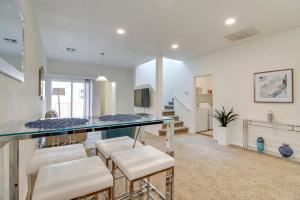 TV a/nebo společenská místnost v ubytování 4 Mi to UNM Convenient Albuquerque Townhome!