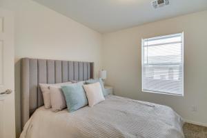 Postel nebo postele na pokoji v ubytování 4 Mi to UNM Convenient Albuquerque Townhome!