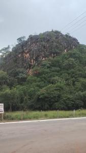 einen Berg mit Bäumen am Straßenrand in der Unterkunft Pousada Serra da cruz in Manhã + 3 Fotos