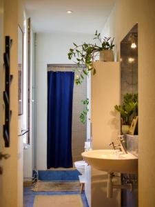 Koupelna v ubytování Artful 3 Bedroom Apt in City Center 5 min by foot to ESC & Art Basel