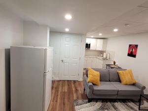 Η κουζίνα ή μικρή κουζίνα στο Luxury one bedroom in a modern basement +13 φωτογραφίες