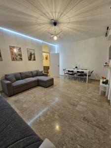 una sala de estar con un sofá y una mesa en Apartment in Como, Switzerland, en Como