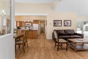 un salon avec un canapé et une table dans l'établissement Cozy Cottage with Hot Tub and Lake Access, à Grand Junction 17 autres photos