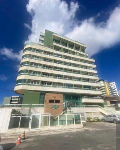Un gran edificio con un coche aparcado delante. en Loft em Armação, Centro de convenções, en Salvador