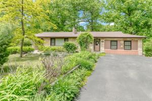 En have udenfor Dog-Friendly Dual Homes in the Woods with Lake Access