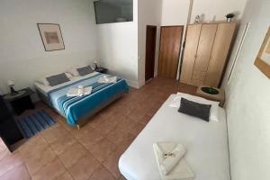 una camera da letto con due letti in una stanza di Apartments with a parking space Omis - 23914 a Omiš (Almissa)