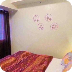 Una cama o camas en una habitación de LOVELY Place TAGAYTAY