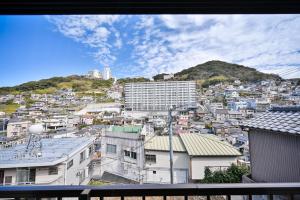 Nespecifikovaný výhled na hory nebo výhled na hory při pohledu z prázdninového domu