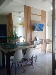 une salle à manger avec une table et quelques chaises dans l'établissement Ap a 80m Praia Central de Barra Velha, à Barra Velha