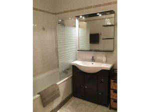 een badkamer met een wastafel, een douche en een spiegel bij Beausoleil Monaco Comfortable holiday residence in Beausoleil +23 foto's