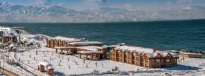 un grupo de edificios con techos nevados junto al océano en Babillon Hotel Spa & Restaurant, en Rize