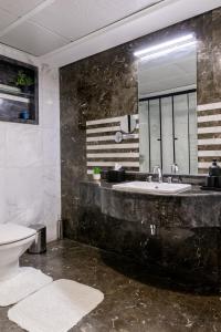 Koupelna v ubytování Nile pearl Cairo Maadi Apartment luxury