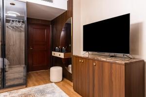 TV a/nebo společenská místnost v ubytování Nile pearl Cairo Maadi Apartment luxury