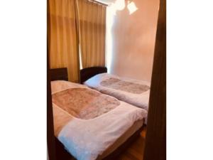 天草市にあるEimiya Ryokan - Vacation STAY 36328vの小さな部屋のベッド2台 カーテン付 +15枚の写真