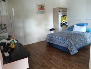 a bedroom with a bed and a desk and a mirror at Blackbutt Motel in Blackbutt