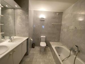 Koupelna v ubytování Apartment in Nieuwpoort by the Sea Wall + 33 fotografií