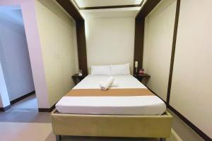 Postel nebo postele na pokoji v ubytování Hidden Key Inn Tarlac