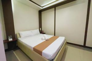 Postel nebo postele na pokoji v ubytování Hidden Key Inn Tarlac
