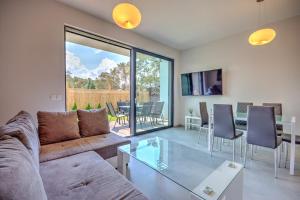 un soggiorno con un divano e un tavolo di vetro di Holiday Home Pobierowo near Baltic Beach a Pobierowo