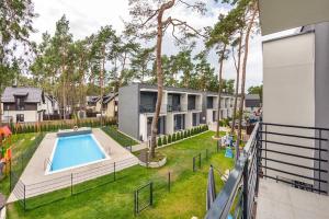 una casa con piscina in giardino di Holiday Home Pobierowo near Baltic Beach a Pobierowo