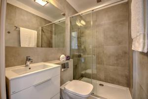 un bagno con wc, lavandino e doccia di Holiday Home Pobierowo near Baltic Beach a Pobierowo Altre 23 foto