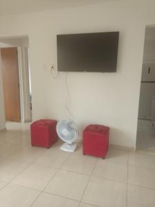 Μια τηλεόραση ή/και κέντρο ψυχαγωγίας στο Apartamento mobiliado