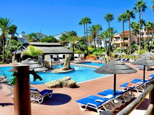 Bazén v ubytovaní Marina XI Enjoy the Sun, Sea Views, Pools & BBQ Steps from the Beach in Mijas Costa & Fuengirola alebo v jeho blízkosti