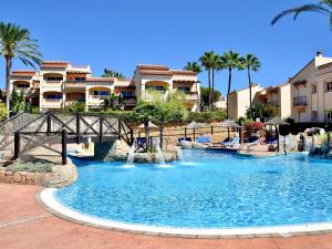 Bazén v ubytovaní Marina XI Enjoy the Sun, Sea Views, Pools & BBQ Steps from the Beach in Mijas Costa & Fuengirola alebo v jeho blízkosti