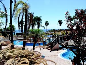 Bazén v ubytovaní Marina XI Enjoy the Sun, Sea Views, Pools & BBQ Steps from the Beach in Mijas Costa & Fuengirola alebo v jeho blízkosti
