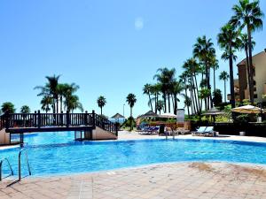 Bazén v ubytovaní Marina XI Enjoy the Sun, Sea Views, Pools & BBQ Steps from the Beach in Mijas Costa & Fuengirola alebo v jeho blízkosti