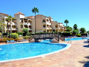 Bazén v ubytovaní Marina XI Enjoy the Sun, Sea Views, Pools & BBQ Steps from the Beach in Mijas Costa & Fuengirola alebo v jeho blízkosti