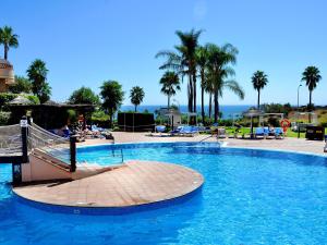 Bazén v ubytovaní Marina XI Enjoy the Sun, Sea Views, Pools & BBQ Steps from the Beach in Mijas Costa & Fuengirola alebo v jeho blízkosti
