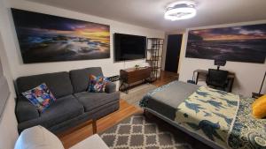 a living room with a couch and a bed at Hermosa Suite doble con baño privado in Mexico City +27 photos