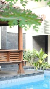 Kolam renang di atau dekat dengan griya desa hotel & pool