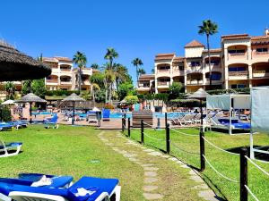 Swimmingpoolen hos eller tæt på Marina IV Relax & Unwind with Sea Views, Pools & BBQ Beachfront in Mijas Costa & Fuengirola