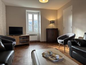 La GuillermieにあるGîte Indépendant à La Guillermie avec Jardin et Animaux Acceptés - FR-1-489-188のソファ2つとテレビのあるリビングルーム