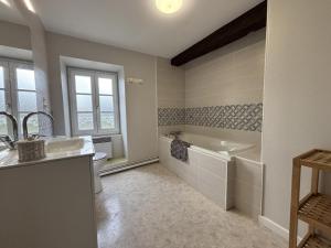 La GuillermieにあるGîte Indépendant à La Guillermie avec Jardin et Animaux Acceptés - FR-1-489-188の浴槽、洗面台、トイレを備えたバスルーム +12枚の写真