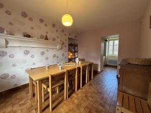 La GuillermieにあるGîte Indépendant à La Guillermie avec Jardin et Animaux Acceptés - FR-1-489-188のダイニングルーム(木製テーブル付)