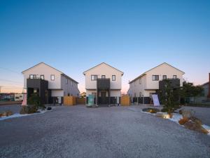 Une rangée de maisons dans un parking dans l'établissement ALL SEASON RESORT No5 Kura, à Ichinomiya 78 autres photos