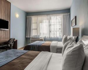 Postel nebo postele na pokoji v ubytování Comfort Inn & Suites