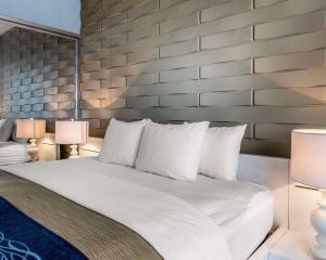 Postel nebo postele na pokoji v ubytování Comfort Inn & Suites