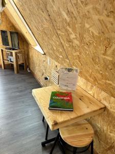 a wooden table with a book on top of it at Cabaña Mirador Serena en Villa de Leyva in Rodecia