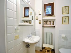 ein weißes Badezimmer mit Waschbecken und Spiegel in der Unterkunft Apartment in Umbria near Lake Trasimeno in Mantignana + 32 Fotos
