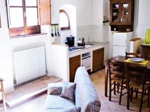 eine Küche mit einer Couch und einem Tisch in einem Zimmer in der Unterkunft Apartment in Umbria near Lake Trasimeno in Mantignana