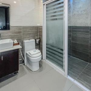 Iloilo Gateway Hotel and Suites的一间浴室