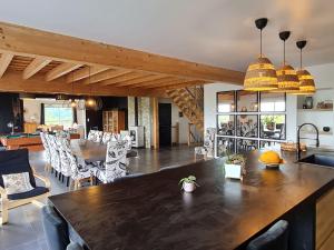 Χώρος καθιστικού στο Spacieux gîte contemporain avec terrasse panoramique et piscine chauffée - FR-1-584-373