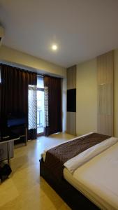 Katil atau katil-katil dalam bilik di griya desa hotel & pool